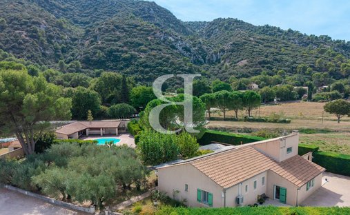 Villa in Maubec, Provence-Alpes-Côte d'Azur, France 1