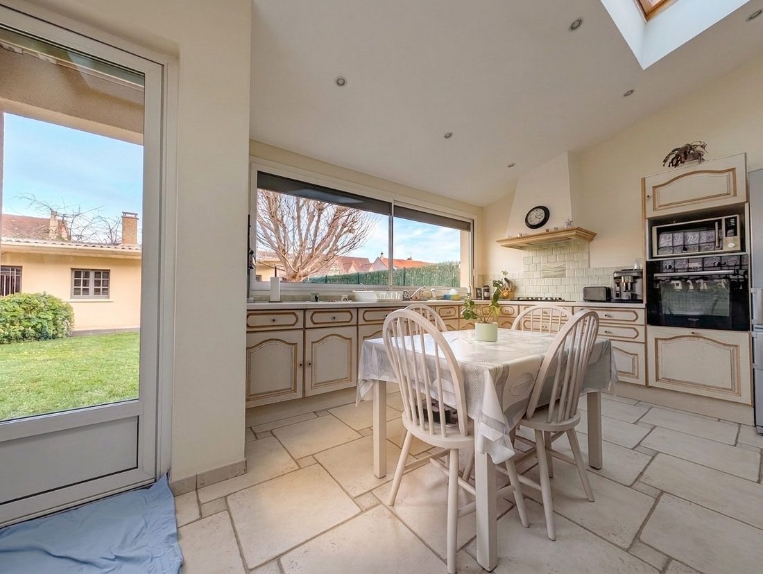House in Les Clayes-sous-Bois, Ile-de-France, France 4 - 17624565
