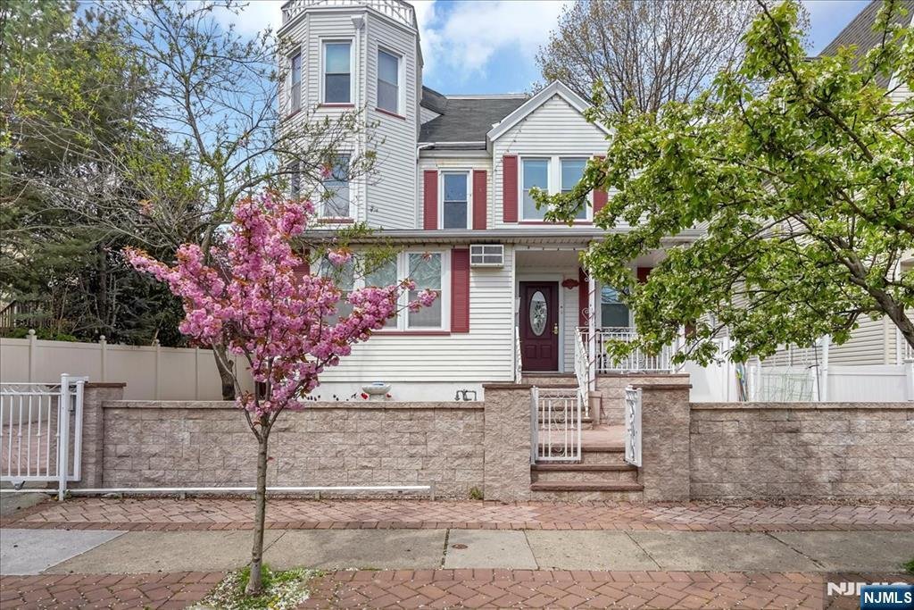 House in Cliffside Park, New Jersey, United States 3 - 18955662