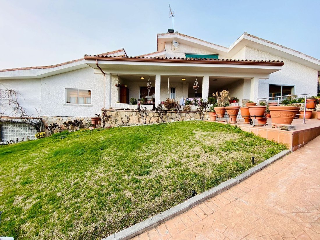 Chalet in Fuencarral-El Pardo, Madrid, Spain 1 - 18959692