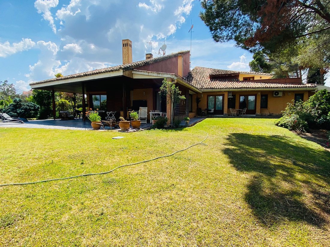 Chalet in Fuencarral-El Pardo, Madrid, Spain 1 - 18959712