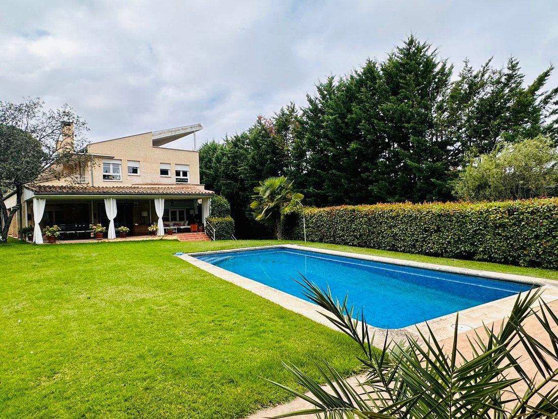 Chalet in Fuencarral-El Pardo, Madrid, Spain 1 - 18959532