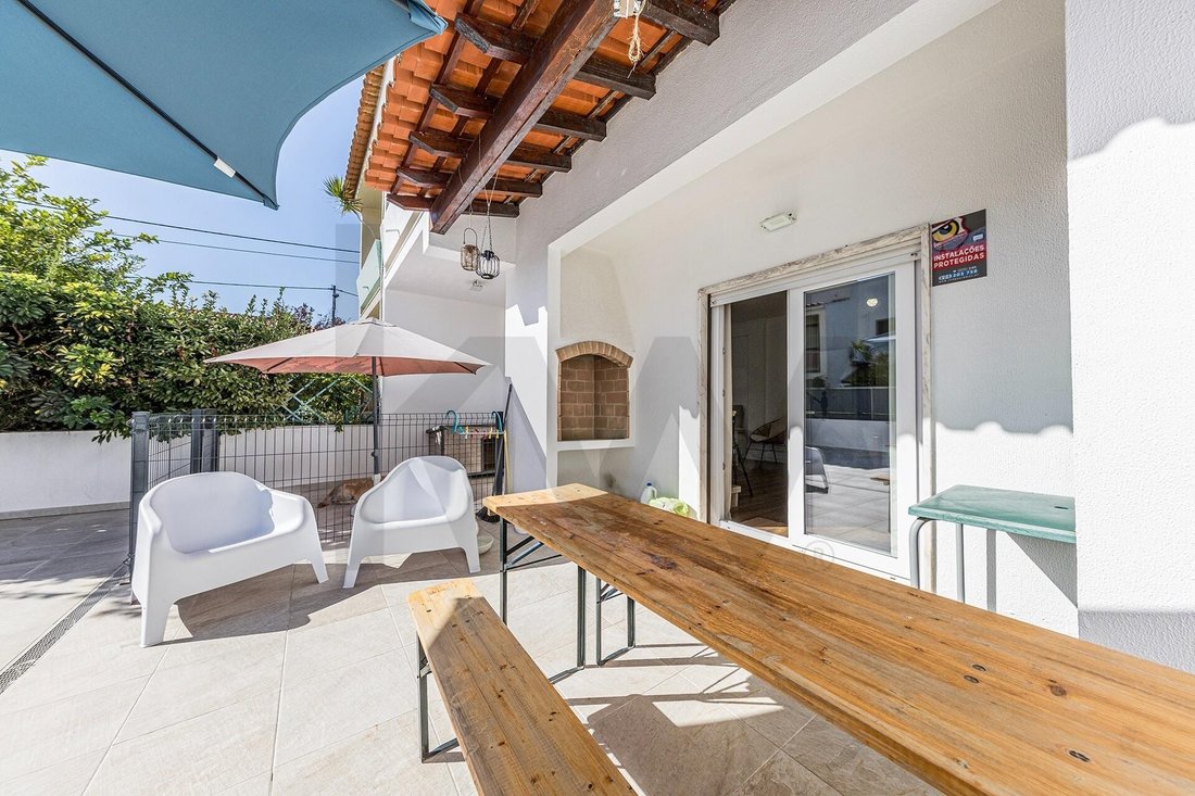 Townhouse in Charneca de Caparica e Sobreda, Setubal, Portugal 1 - 18958180