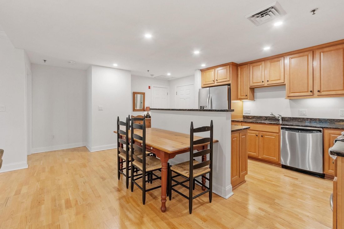 Condo in Concord, Massachusetts, United States 5 - 18960222