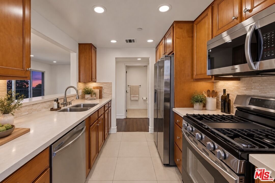 Condo in Los Angeles, California, United States 3 - 18616316