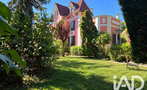 House in Côte Saint Louis, Garches, France 1