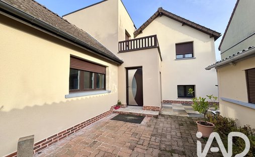 House in Langevin, Saint-Cyr-l'Ecole, France 1