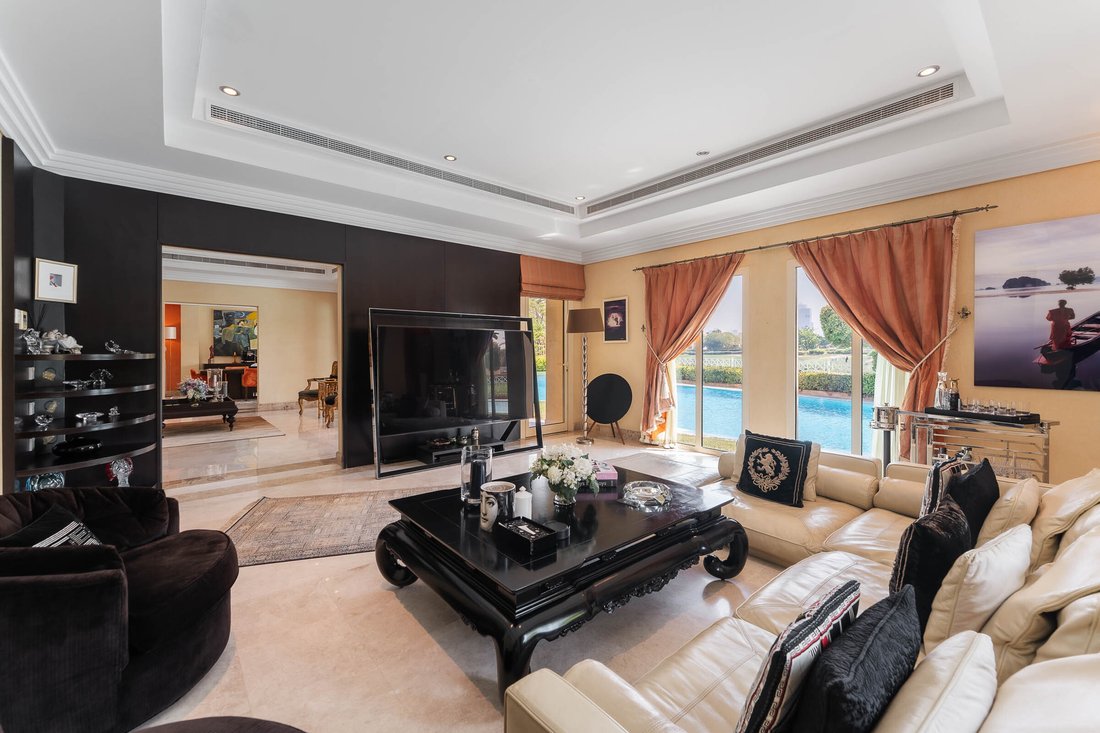 Villa in The Meadows, Dubai, United Arab Emirates 4 - 18960129