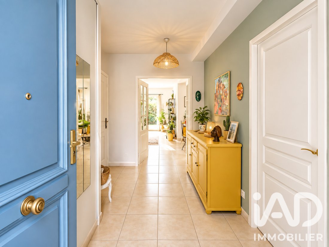 House in Le Mesnil-Saint-Denis, Ile-de-France, France 2 - 18963073