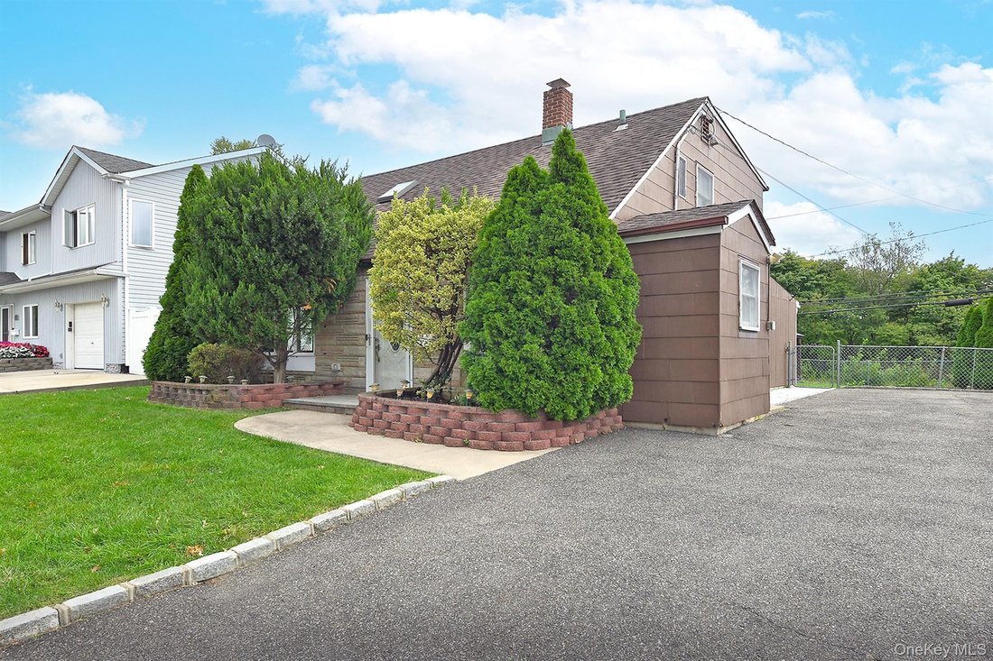 House in Levittown, New York, United States 3 - 18962229