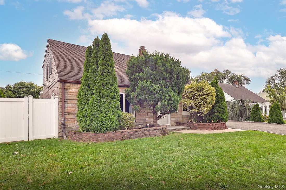 House in Levittown, New York, United States 2 - 18962229