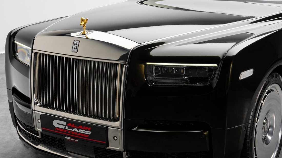 Sedan in Dubai, United Arab Emirates 5 - 18975550
