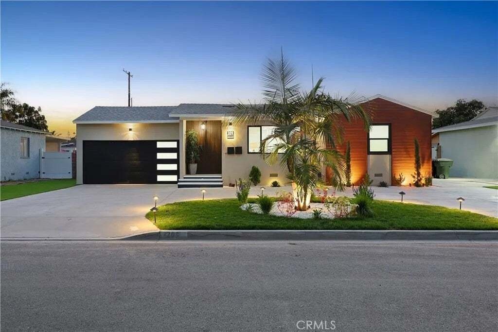 Orange, California, United States 1 - 18979040