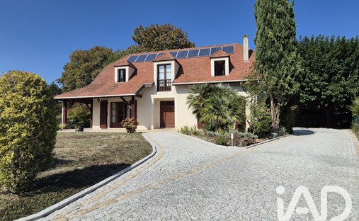 House in Tonkin-Pesque-Saint Julien, Lons, France 1