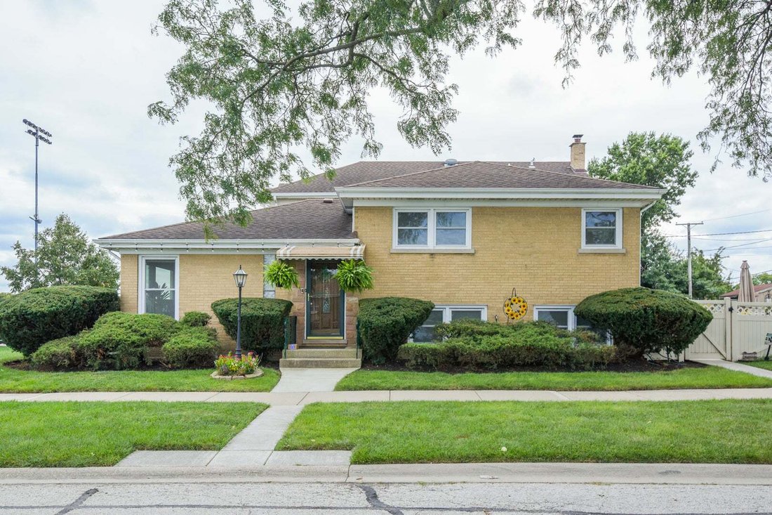 House in Niles, Illinois, United States 2 - 18976216