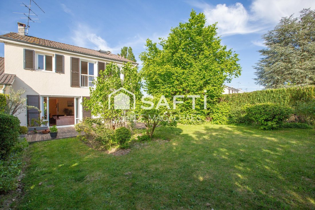 House in Le Mesnil-Saint-Denis, Ile-de-France, France 1 - 18455241