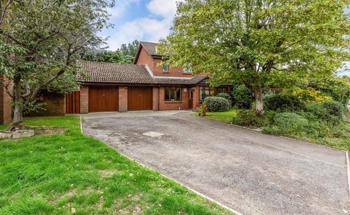 House in Charlton Kings, England 1