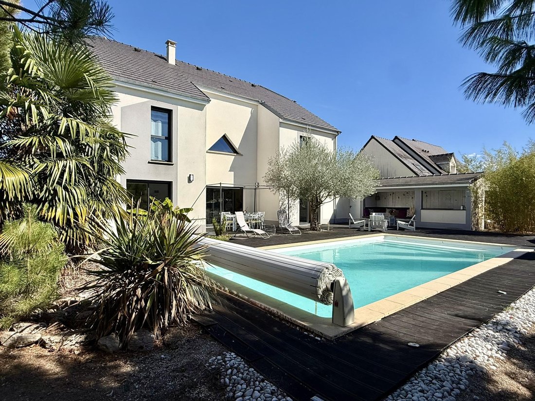 House in Saint-Julien-les-Villas, Grand Est, France 2 - 18966455