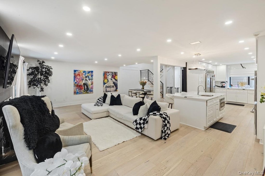 Condo in Woodbury, New York, United States 5 - 16966889