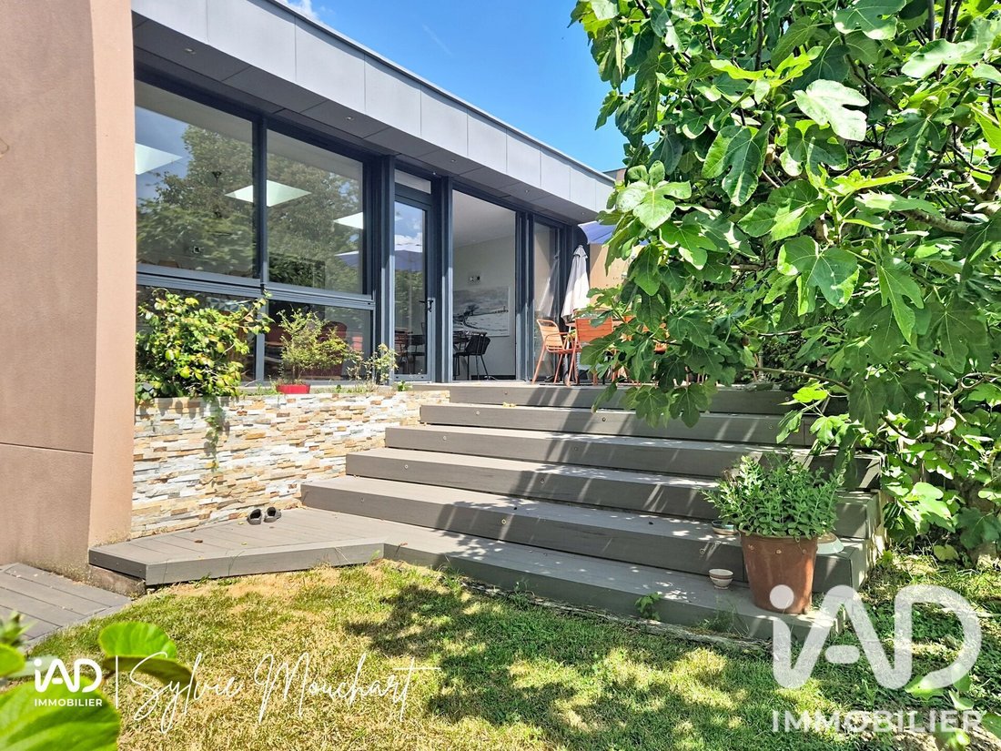 House in Les Clayes-sous-Bois, Ile-de-France, France 1 - 18345352