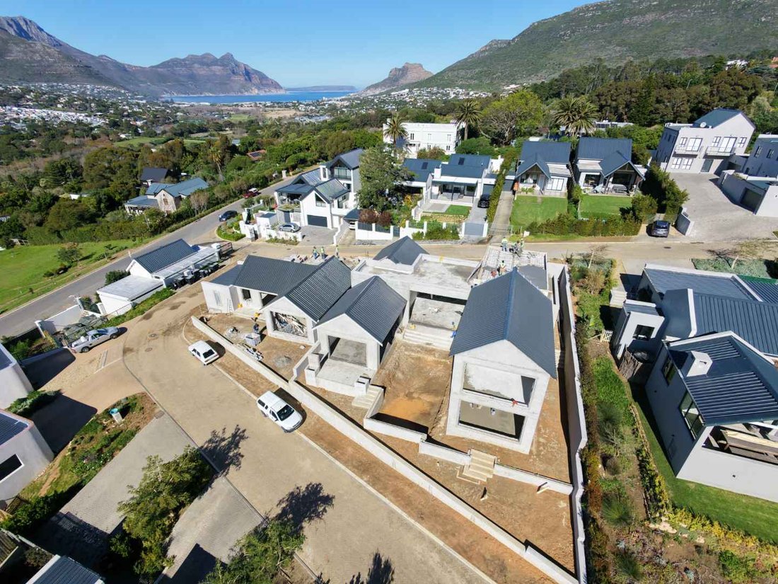 House in Hout Bay, South Peninsula, Cape Town 1 - 18965064
