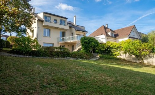 House in Sud, Le Mesnil-le-Roi, France 1