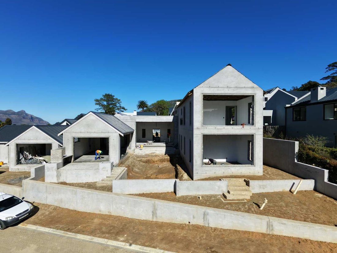 House in Hout Bay, South Peninsula, Cape Town 4 - 18965064