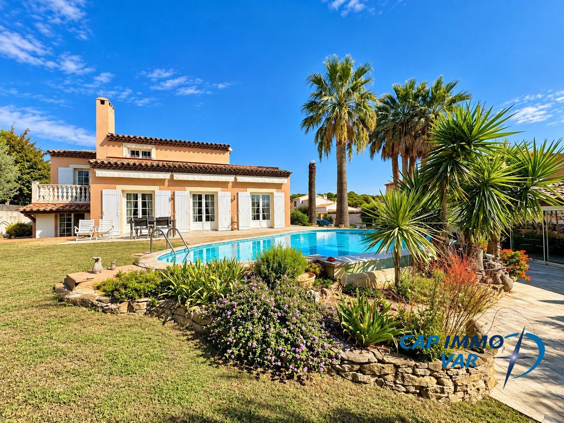 Villa in Sanary-sur-Mer, Provence-Alpes-Côte d'Azur, France 2 - 16847229