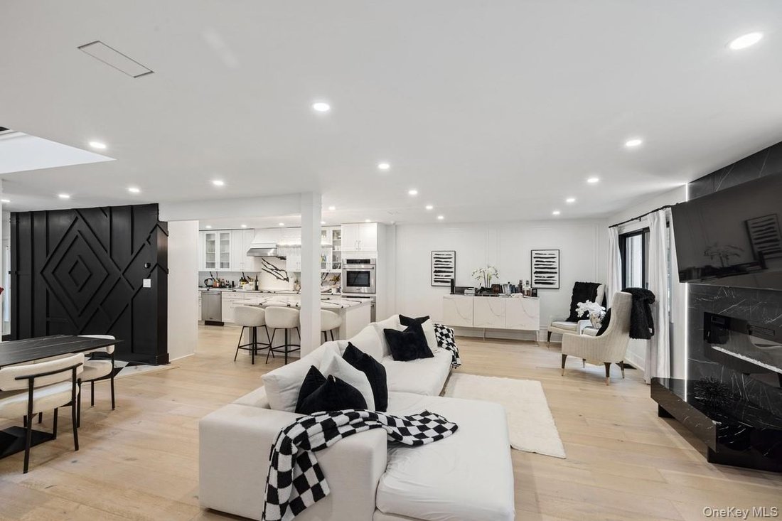 Condo in Woodbury, New York, United States 4 - 16966889