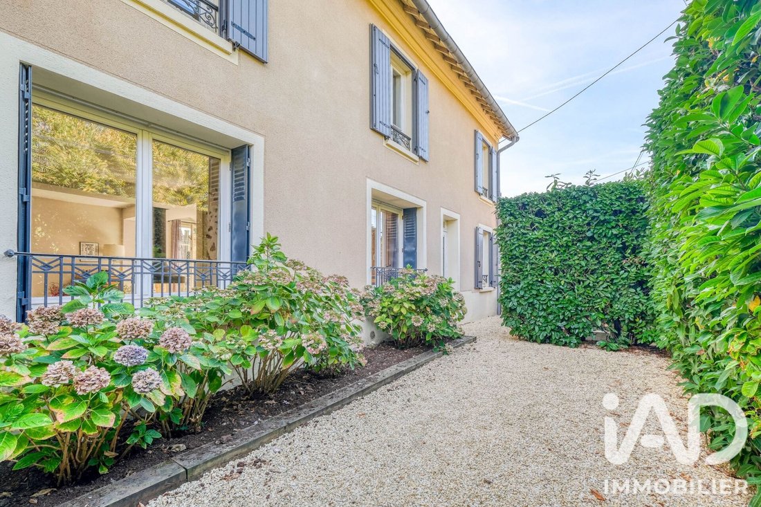 House in Montceaux-les-Meaux, Ile-de-France, France 2 - 18975436