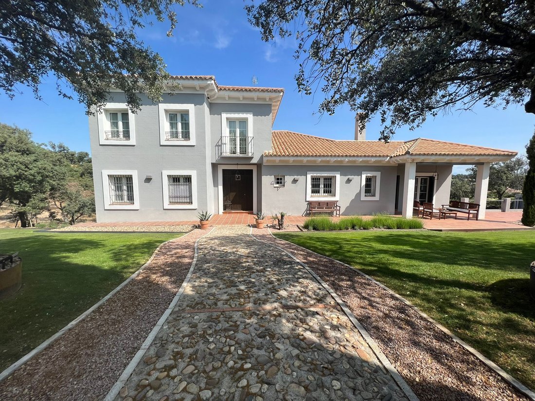 Chalet in Fuencarral-El Pardo, Madrid, Spain 1 - 18974027
