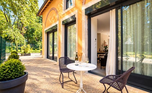 Villa in Centre Ville, Beaune, France 1