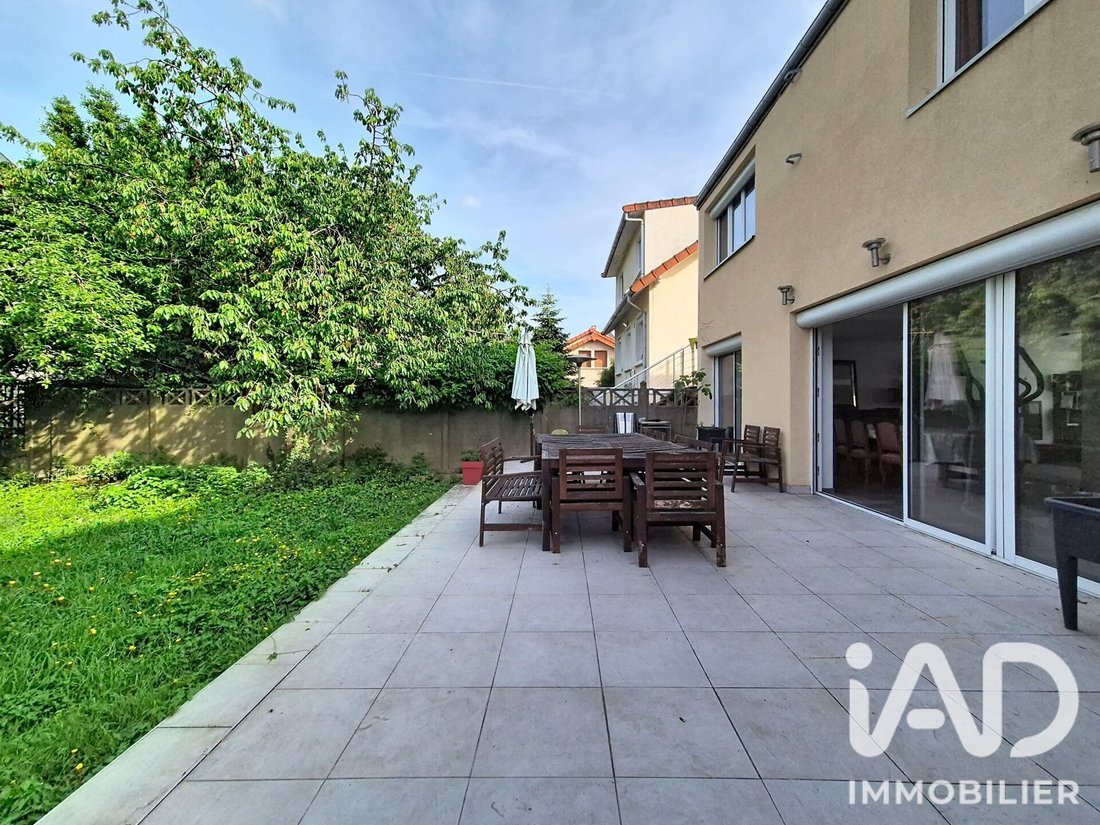 House in Creteil, Ile-de-France, France 3 - 18975472