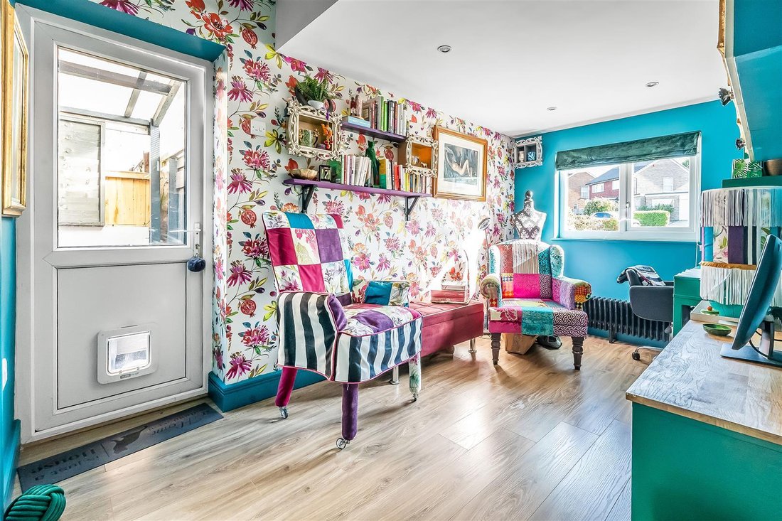 House in Surrey, England 5 - 18968905
