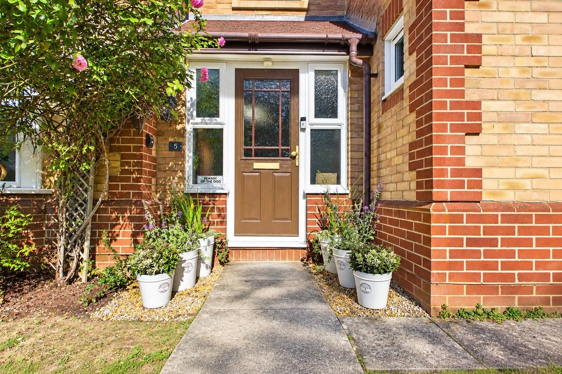 House in Lightwater, Windlesham, England 2 - 18968786