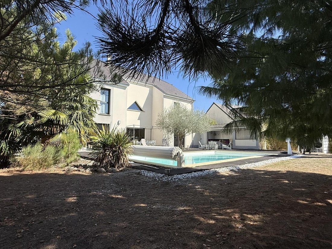 House in Saint-Julien-les-Villas, Grand Est, France 1 - 18966455