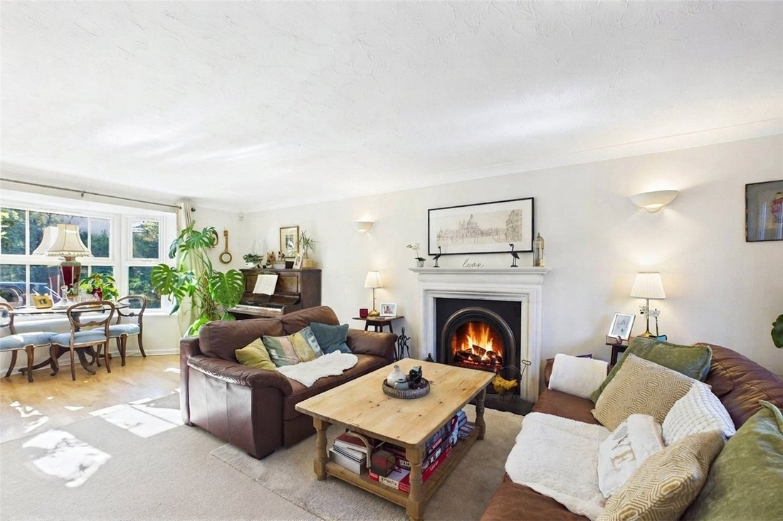 House in Lightwater, Windlesham, England 3 - 18968786