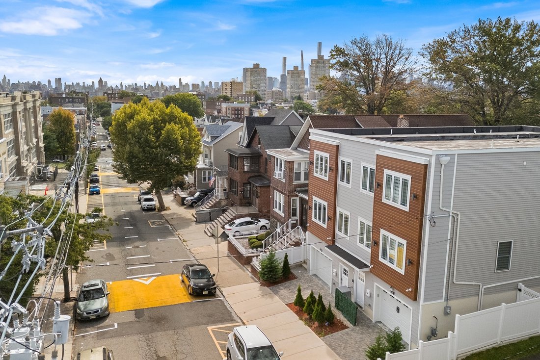 House in North Bergen, New Jersey, United States 3 - 18976452
