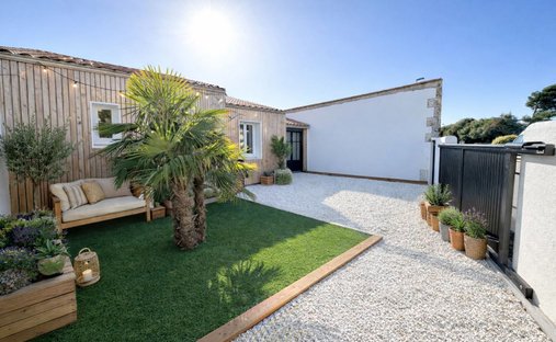 House in Le Genette, La Rochelle, France 1
