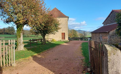Villa in Saint-Laurent-en-Brionnais, Bourgogne – Franche-Comté, France 1