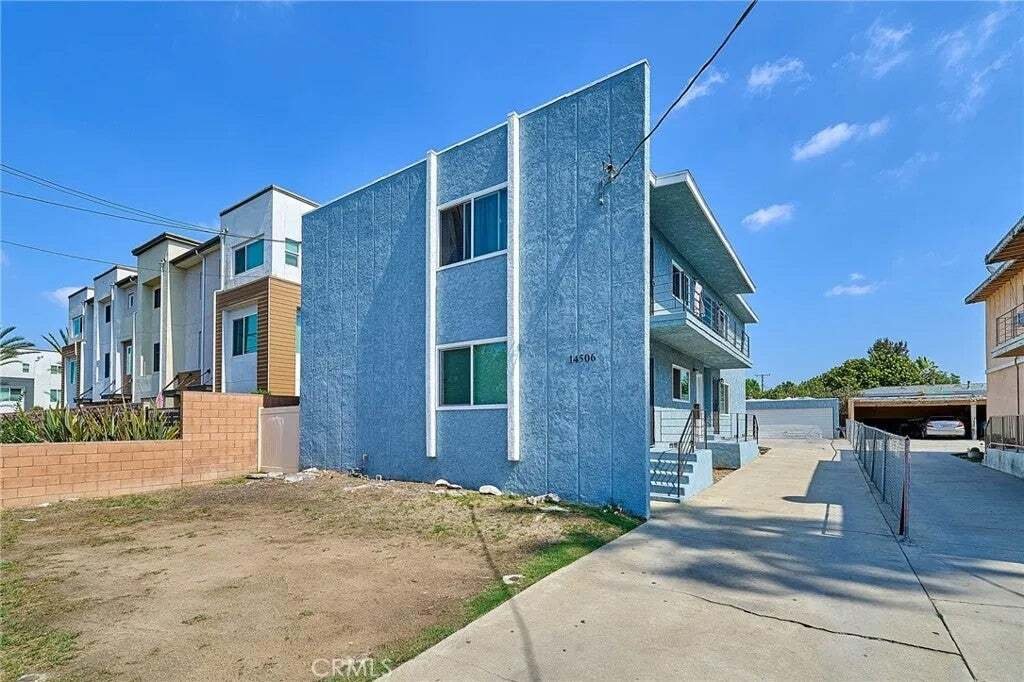 Gardena, California, United States 2 - 18970563