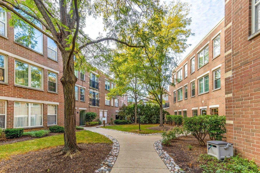 Condo in Glenview, Illinois, United States 1 - 18970216