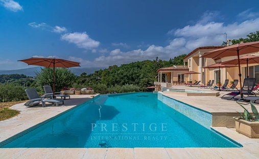 Villa in Châteauneuf-Grasse, Provence-Alpes-Côte d'Azur, France 1