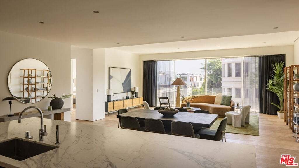 Condo in Los Angeles, California, United States 4 - 18977389