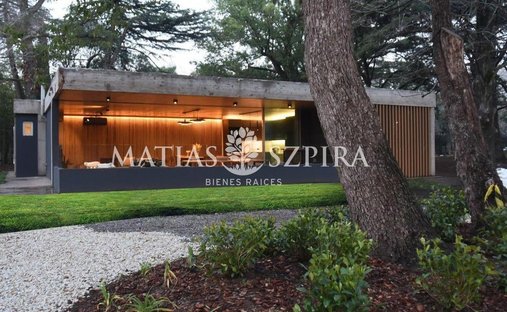 House in Villa Udaondo, Buenos Aires Province, Argentina 1