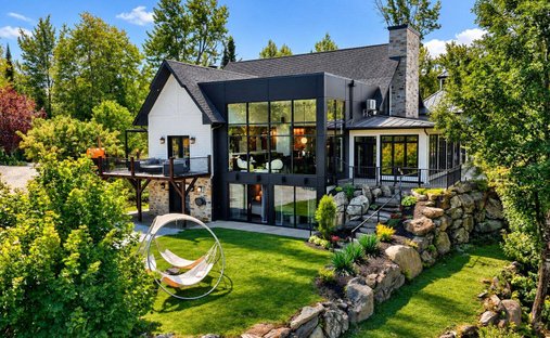 House in Saint-Étienne-de-Bolton, Quebec, Quebec, Canada 1