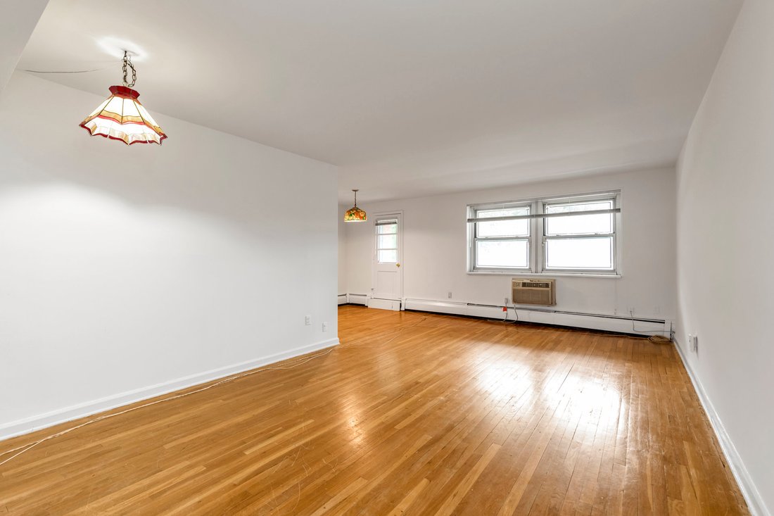 Co Op in Great Neck, New York, United States 4 - 18613243