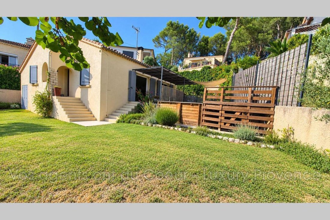 Villa in Rousset, Provence-Alpes-Côte d'Azur, France 1 - 18976753