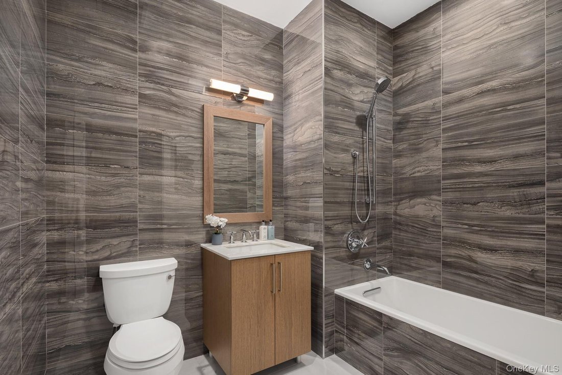 Condo in Glen Cove, New York, United States 5 - 18970816