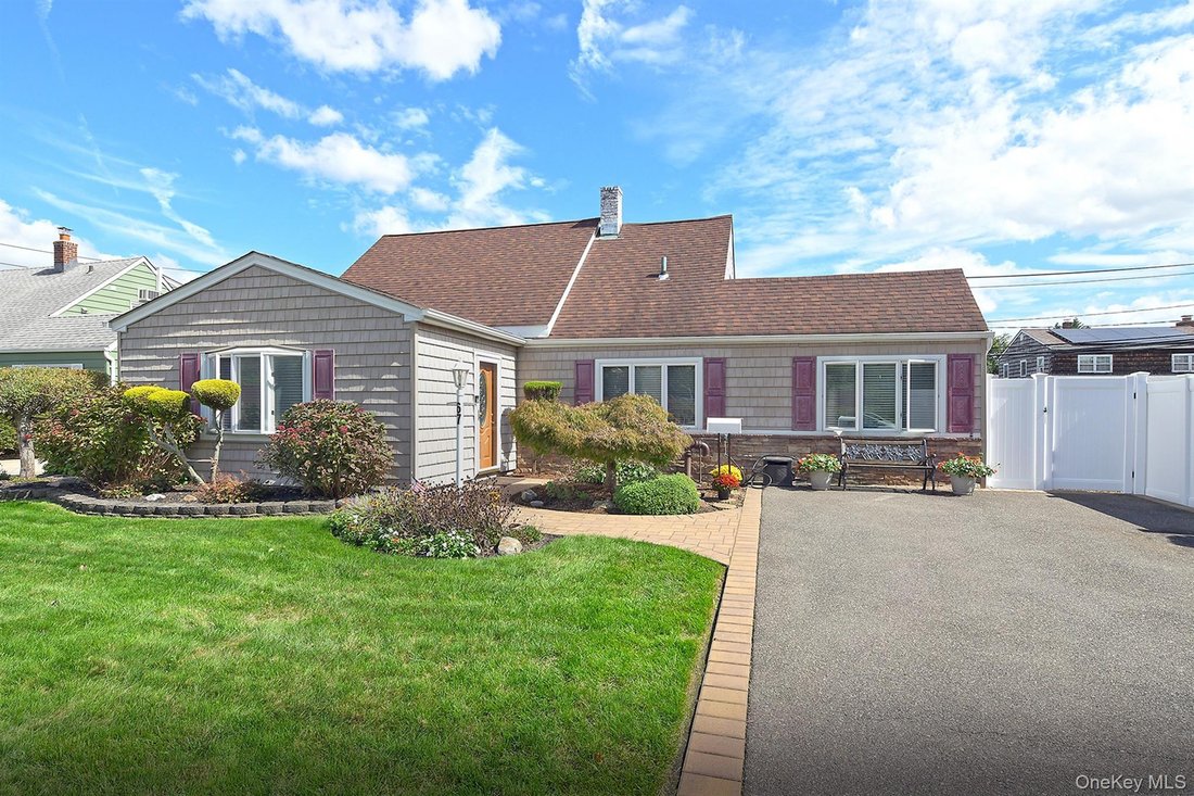 House in Levittown, New York, United States 1 - 18967651